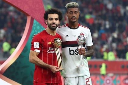 Mohamed Salah y Bruno Henrique con el Balón de Oro y de Plata
