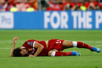 Mohamed Salah ya quedó tendido en el piso después de la jugada con Sergio Ramos; la peor baja para Liverpool