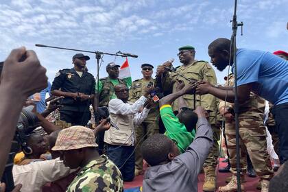 Mohamed Toumba, uno de los militares que derrocaron al presidente nigerino Mohamed Bazoum, arenga a partidarios de la junta gobernante de Níger (AP Foto/Sam Mednick, File)