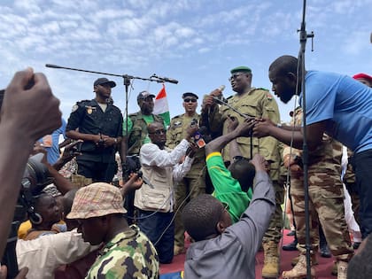 Mohamed Toumba, uno de los militares que derrocaron al presidente nigerino Mohamed Bazoum, arenga a partidarios de la junta gobernante de Níger en Niamey