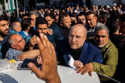 Mohammad Bagher Ghalibaf, presidente del Parlamento, en el centro