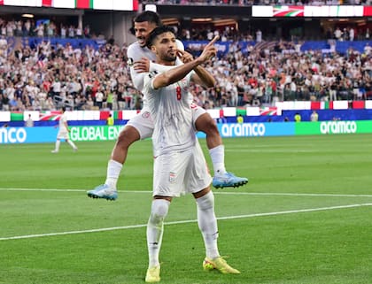 Mohammad Mohebbi celebra su gol en el partido entre Irán y Nueva Zelanda, en Los Angeles.