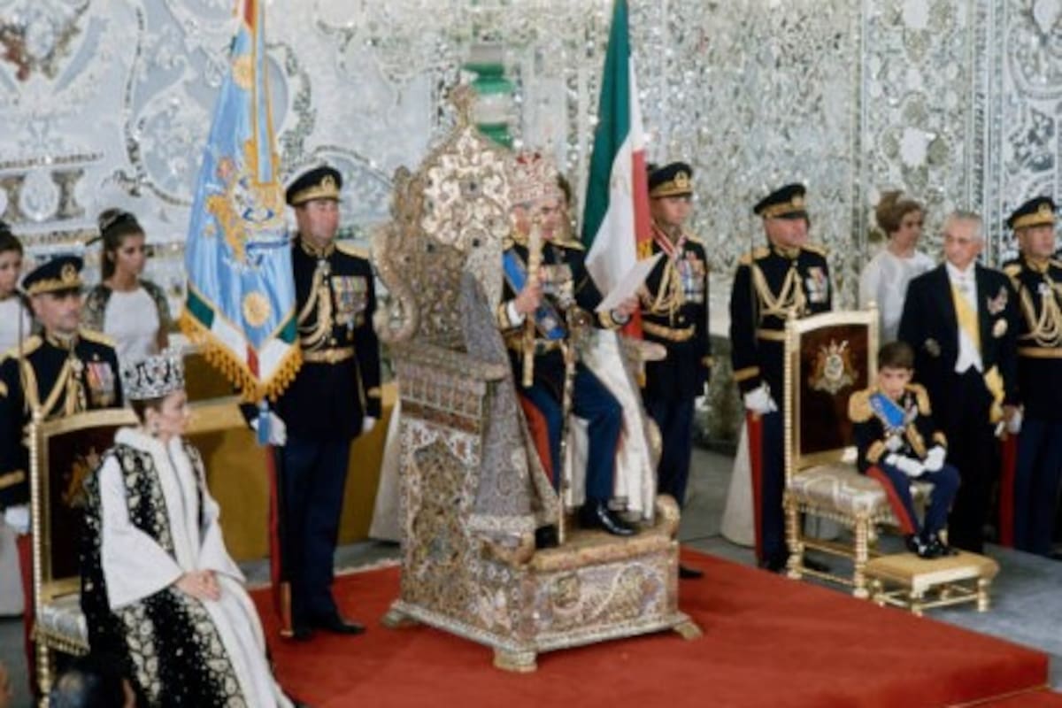 Mohammad Reza Pahlavi y su esposa, Farah Diba en la ceremonia de coronación, 1967 (Getty Images)