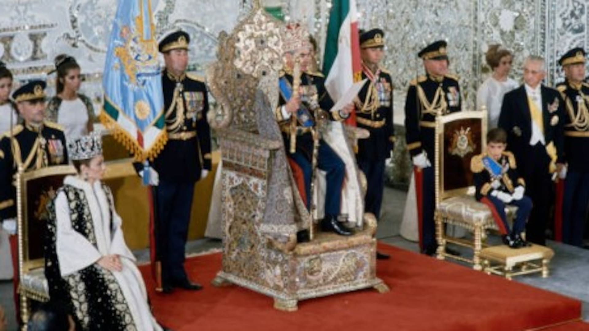 Mohammad Reza Pahlavi y su esposa, Farah Diba en la ceremonia de coronación, 1967 (Getty Images)