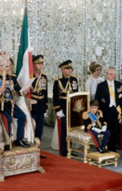 Mohammad Reza Pahlavi y su esposa, Farah Diba en la ceremonia de coronación, 1967 (Getty Images)