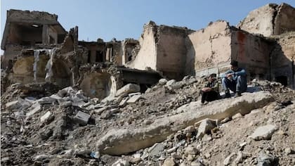Mohammad usa sus habilidades para escuchar en su trabajo, ayudando a las personas desplazadas en Mosul, en Irak