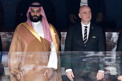 Mohammed bin Salman, el príncipe heredero de Arabia Saudita, y Gianni Infantino, el presidente de FIFA; la nación de Medio Oriente y la institución tienen muchos vínculos.