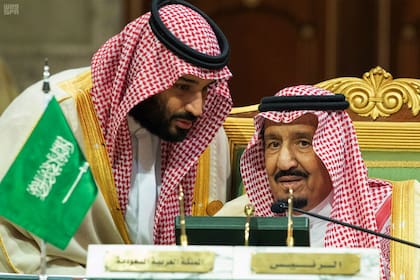 Mohammed, príncipe heredero, le habla a Salman, rey de Arabia Saudita, que mantuvo inalterable el poder de su hijo a pesar del escándalo desatado por el asesinato de un periodista en el consulado saudita en Estambul