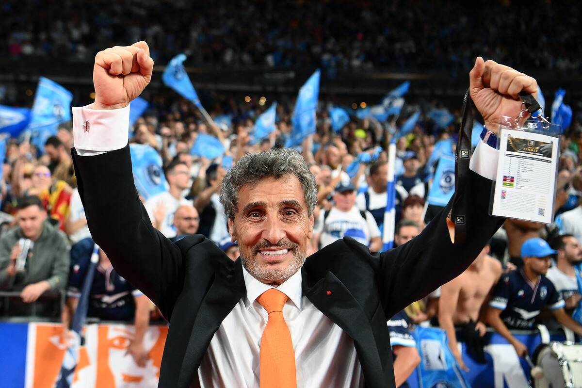 Mohed Altrad festeja en el Stade de France su mayor éxito deportivo: después de 11 años y muchas inversiones como propietario, Montpellier, su club, es por primera vez campeón del Top 14, la liga de rugby más rica del planeta.