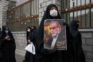 Mohsen Fakhrizadeh, el padre del programa nuclear de Irán, mantuvo un perfil bajo y las fotografías de él eran inusuales. Esta foto apareció en carteles de martirio después de su muerte.