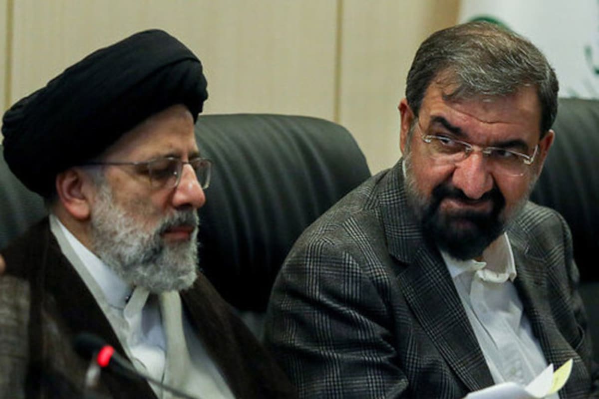 Mohsen Rezai (sin turbante) es el vicepresidente de Asuntos Económicos en Irán; hoy la Argentina pidió su captura internacional