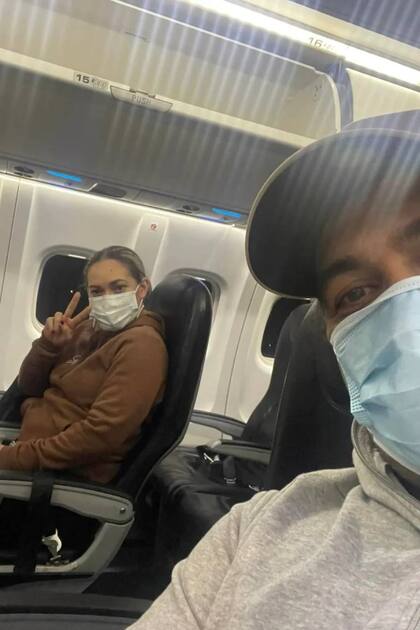 Moira y Anaru subieron al avión que les ofreció Air New Zealand para regresar a su ciudad y descubrieron que estaban ellos solos, no había más pasajeros