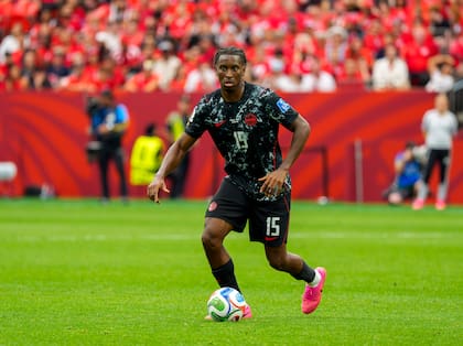 Moïse Bombito, ejemplo de resiliencia, en el debut ante Qatar; el defensor es uno de los cuatro jugadores canadienses que sufrió una fractura de tibia en los últimos cuatro años