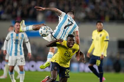 Moisés Caicedo (23), de Ecuador, disputa la pelota con Rodrigo De Paul (7) durante el partido de las eliminatorias sudamericanas para el Mundial 2026 en el estadio Monumental de Buenos Aires, el jueves 7 de septiembre de 2023. (AP Foto/Natacha Pisarenko)
