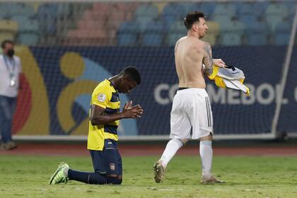 Moisés Caicedo, arrodillado ante Messi en la Copa América de 2021 en Brasil (AP Photo/Eraldo Peres/Archivo)