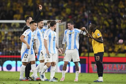 Moisés Caicedo, de Ecuador, es el otro futbolista que arrastra una fecha de suspensión y que, por ahora, se perdería el debut de su selección en la Copa del Mundo.