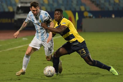 Moisés Caicedo intenta detener a Lionel Messi fuera del reglamento; el ecuatoriano y el argentino volverán a luchar entre sí este jueves en el Monumental, por la eliminatoria para el Mundial de 2026.