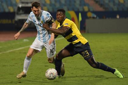 Moisés Caicedo marca a Lionel Messi en un encuentro entre Ecuador y la Argentina, por Eliminatorias