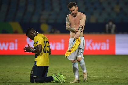 Moisés Caicedo reza mientras Lionel Messi camina: Argentina goleó a Ecuador.
