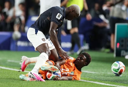 Moisés Caicedo tuvo momentos de rispideces con los marfileños, aunque la mayor bronca la exhibió frente al árbitro durante el primer tiempo.