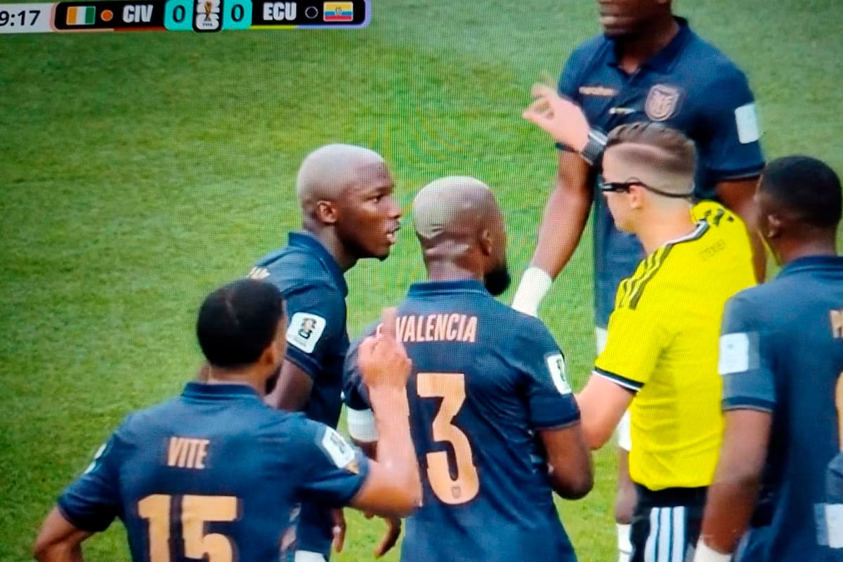 Moises Caicedo y Enner Valencia protestan ante el árbitro francés Francois Letexier; el jugador de Chelsea recibió una fuerte infracción y tuvo que retirarse de la cancha por no levantarse rápidamente