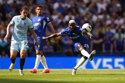 Moisés Caicedo ya le pegó desde mitad de cancha; será el primer gol de Chelsea en el triunfo sobre Bournemouth en Stamford Bridge