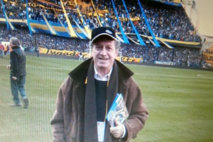 Moisés Cairem en una de las veces en las que pudo pisar el césped de la Bombonera