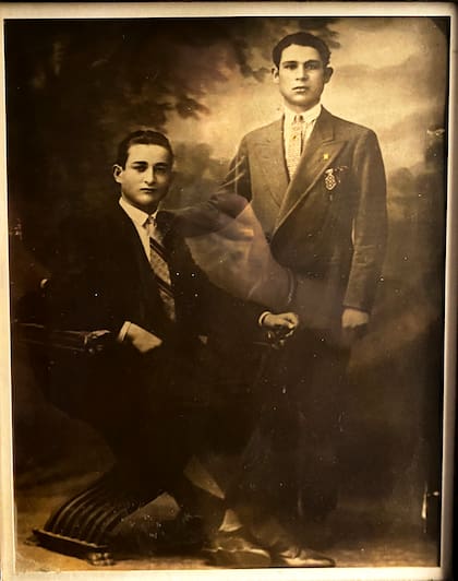 Moisés Dayan, junto a uno de sus diez hijos, Víctor