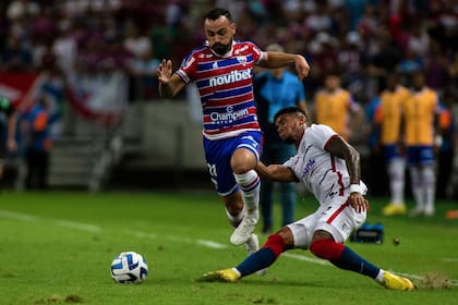 Moises desborda al colombiano Rafael Pérez en el Arena Castelão; los goles de Gonzalo Maroni no fueron suficientes para que San Lorenzo rescatara un punto de la visita a Fortaleza por la Copa Sudamericana.
