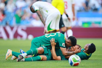 Moisés Paniagua y Juan Sinforiano Godoy celebran la victoria de Bolivia en México: ingresaron en el segundo tiempo, cuando el equipo caía, y fueron importantes aportando el gol del empate y el penal, respectivamente.