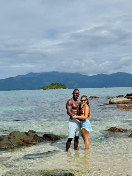 Moisés trabajaba como marinero en un barco y llevó a Sharon y a su amiga a conocer la isla que las enamoró