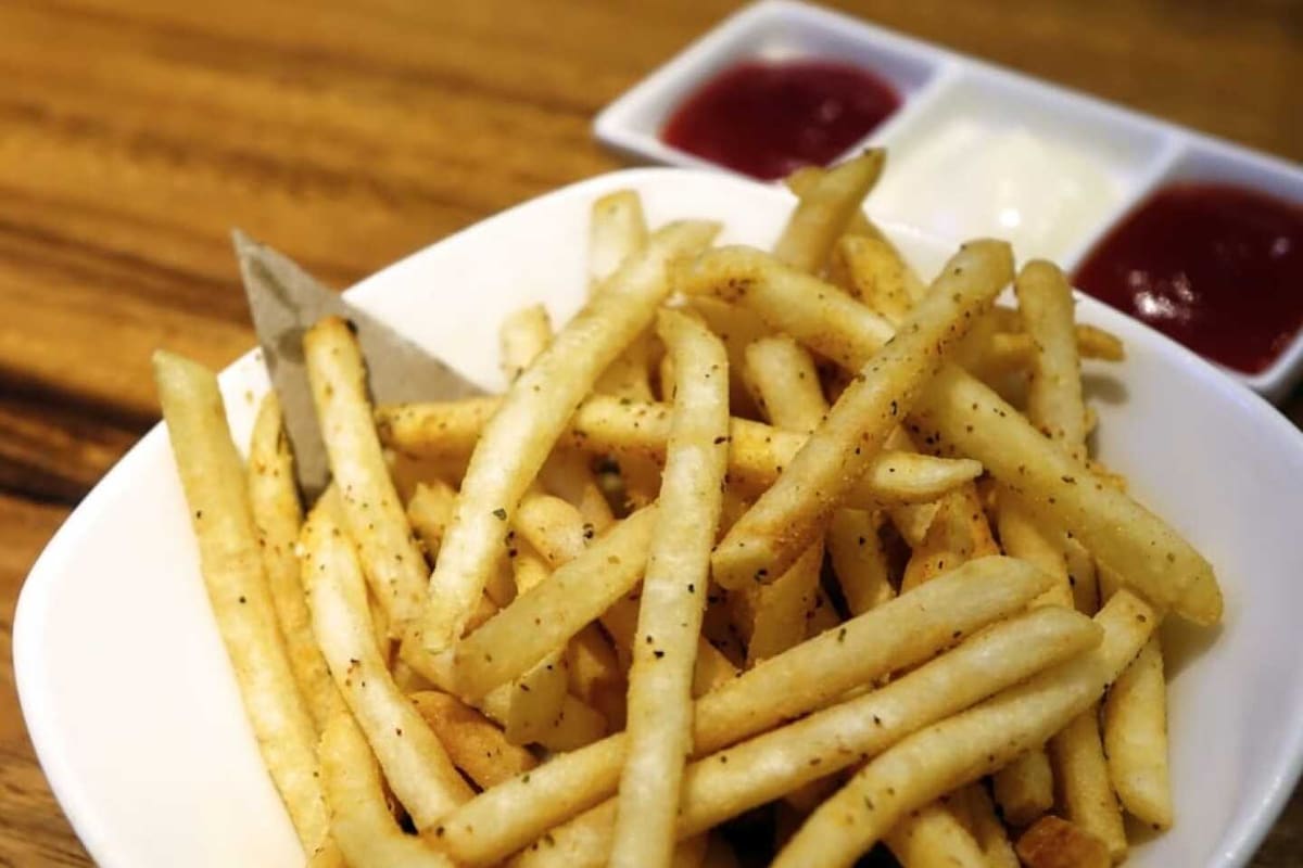 Mojar las papas en por ejemplo ketchup aumenta la probabilidad de que termines consumiendo el doble de calorías que si no lo hicieras