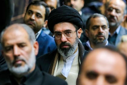 Mojtaba Khamenei observa durante un encuentro en Teherán, Irán, el 18 de julio de 2016