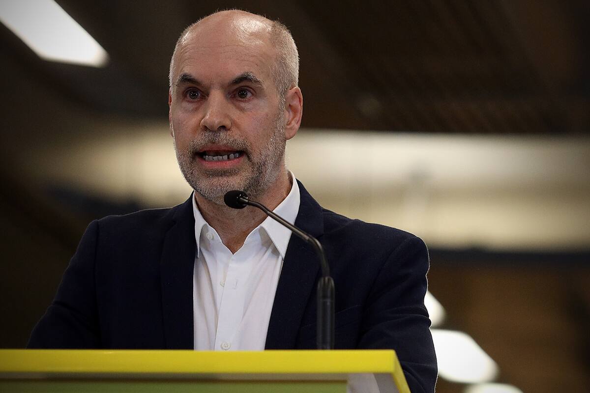 Molesto con la decisión "inconsulta" del Gobierno, el jefe de gobierno insistirá con la meta de abrir gabinetes informáticos en las escuelas, jardines y terrazas de locales gastronómicos y consultas médicas