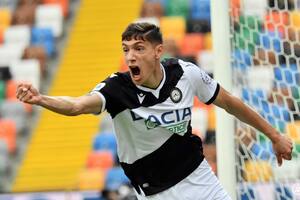 Molina festeja con la camiseta de Udinese un gol que le convirtió a Juventus