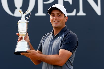 Molinari posa con la Jarra Claret tras su victoria en el British Open (Foto de Ross Kinnaird/R&A/R&A vía Getty Images)