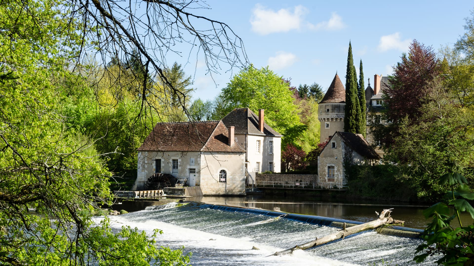 Molino de agua de la abadía de Notre-Dame de Fontgombault, La Brenne (Indre), Francia.