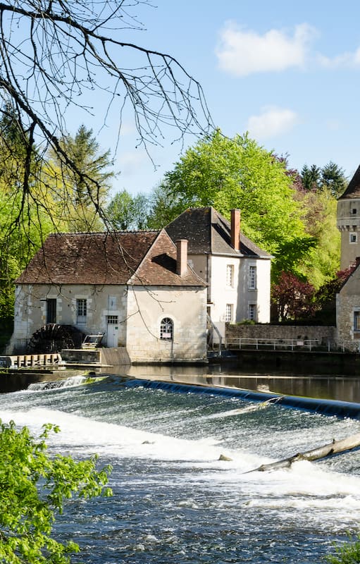 Molino de agua de la abadía de Notre-Dame de Fontgombault, La Brenne (Indre), Francia.