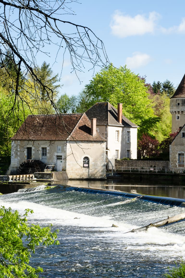 Molino de agua de la abadía de Notre-Dame de Fontgombault, La Brenne (Indre), Francia.