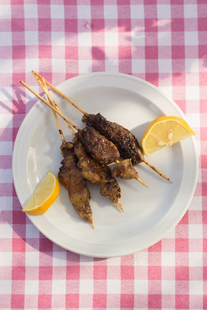 Molleja “al palito”: una brochette bien dorada, crocante y con mucho limón es la especialidad de la casa.