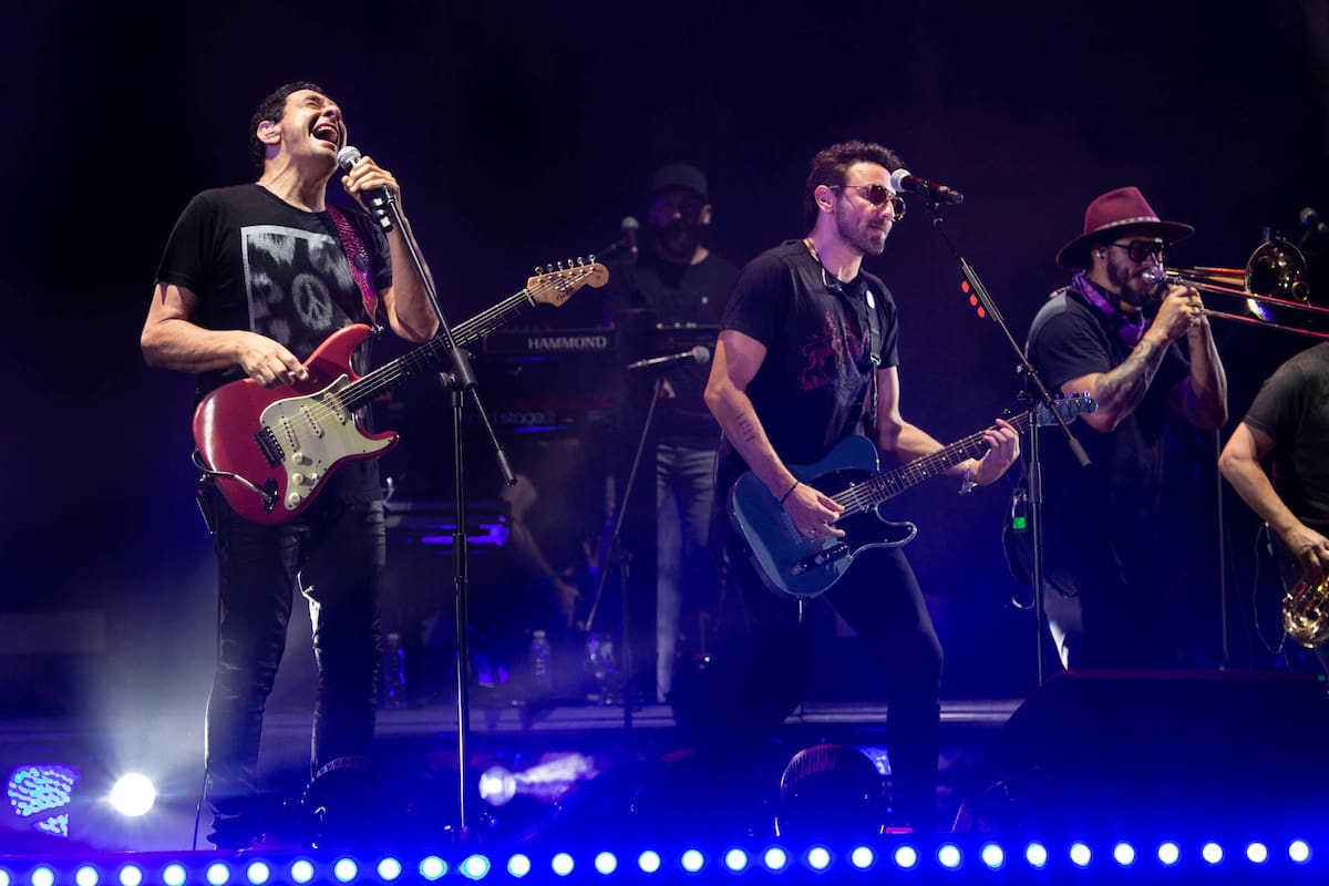 Mollo con Emiliano Brancciari. El guitarrista de Divididos apareció para tocar "Austro", de Luz (el disco que NTVG lanzó en 2021), y homenajear a Gustavo Cerati con una versión de "Crimen"