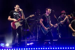 Mollo con Emiliano Brancciari. El guitarrista de Divididos apareció para tocar "Austro", de Luz (el disco que NTVG lanzó en 2021), y homenajear a Gustavo Cerati con una versión de "Crimen"