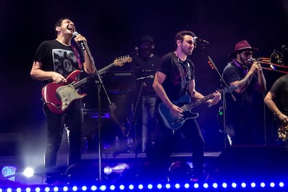 Mollo con Emiliano Brancciari. El guitarrista de Divididos apareció para tocar "Austro", de Luz (el disco que NTVG lanzó en 2021), y homenajear a Gustavo Cerati con una versión de "Crimen"