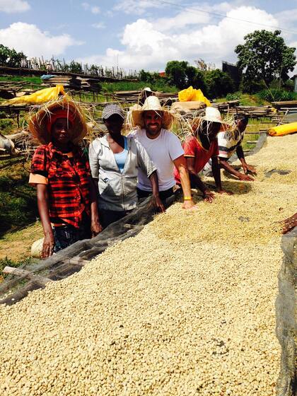 Mollura viaja cada seis semanas a Etiopía y Kenya porque sigue trabajando con el café
