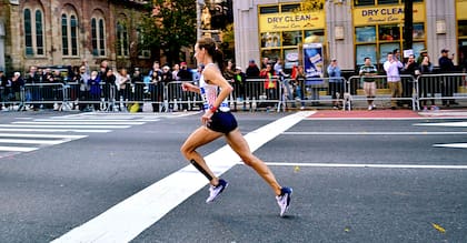 Molly Huddle corriendo solitaria en el maratón de Nueva York 2016. Fue tercera, con el mejor tiempo de una debutante en maratón nacida en Estados Unidos