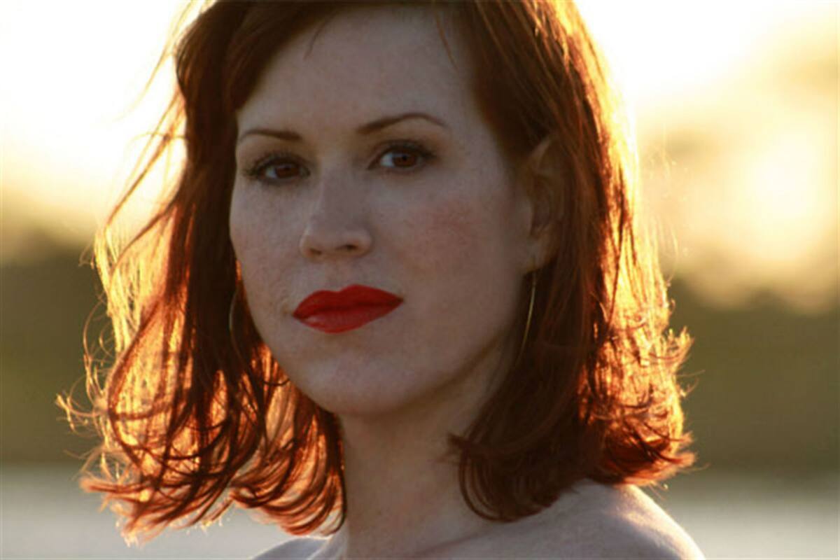 Molly Ringwald escribió un artículo en el que señala que su film más importante, es despectivo con respecto a lugar que le da a la mujer.