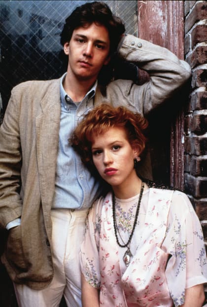 Molly Ringwald junto a Andrew McCarthy en La chica de rosa