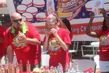 Molly Schuyler durante una edición del Z Burger, la competencia que premia con 1500 dólares al participante que más hamburguesas come en 10 minutos
