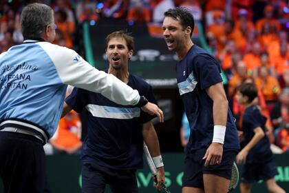 Molteni y Zeballos, una pareja de dobles de jerarquía, celebrando en Groningen con el capitán Javier Frana