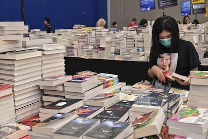MOMENTO DE DECISIÓN. Elegir qué leer es cosa seria; en la librería, en medio de la profusión de títulos, siempre hay alguno que nos está esperando
